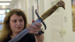 Studentin präsentiert selbstgeschmiedetes Schwert