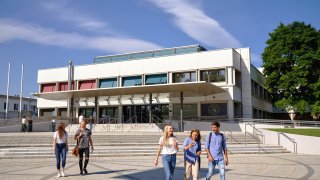 Studium und Erholung ergänzen sich an der Universität Klagenfurt perfekt.