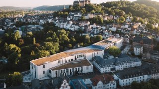 Die Stadt Marburg mit ihrem Landgrafenschloss. Im Vordergrund die neue Universitätsbibliothek
