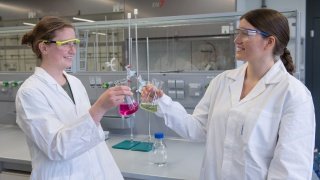 Praktika finden in den Laboren und Praktikumsräumen des Fachbereichs Chemie statt