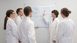 Besprechung fachlicher Zusammenhänge im Chemie Labor