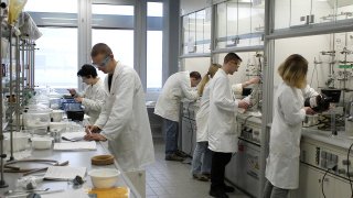 Versuche finden in den Laboren der Uni Ulm statt.