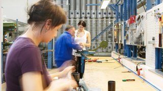 Metallwerkstatt: studentische Arbeitsplätze zum Gestalten und Bauen