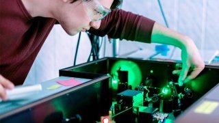 Mit aufwendiger Lasertechnik können Atome gezielt manipuliert und untersucht werden.