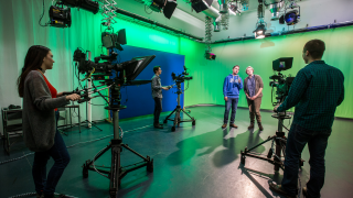 Für die crossmediale Ausbildung steht ein eigenes Fernsehstudio zur Verfügung