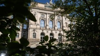 Die Neue Universität am Sanderring, das Hauptgebäude der Uni Würzburg.