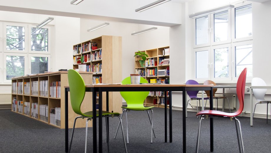 In der neuen und modernen Bibliothek können Studierende in Ruhe lernen und recherchieren.