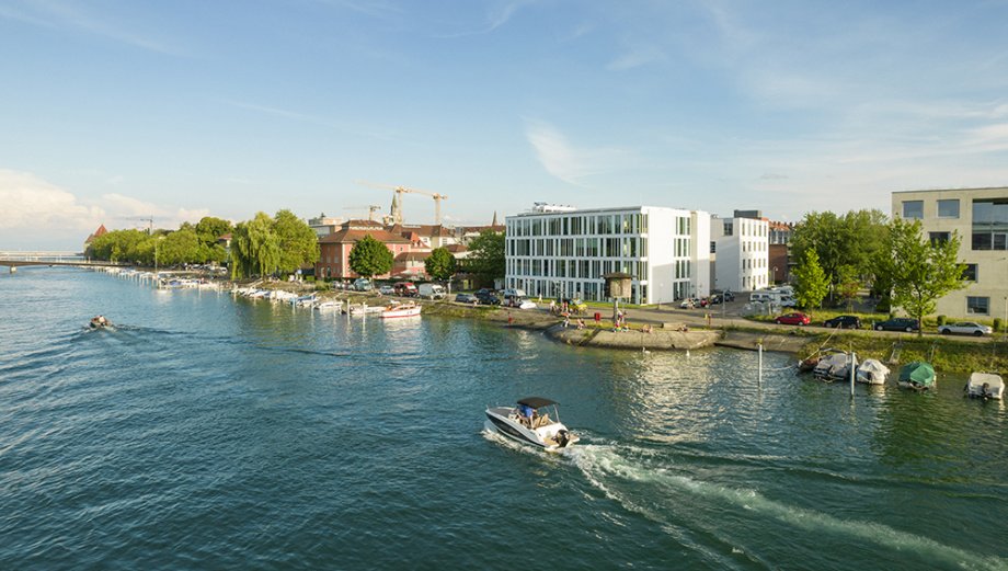 Der Campus unmittelbar am Ufer des Seerheins