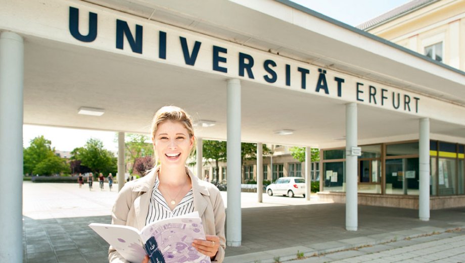 Studentin der Universität Erfurt vor dem Haupteingang